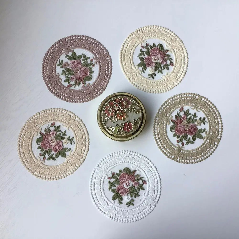serviettes table brodées fleurs dentelées beige rose vert traditionnelles 12cm respectueuses environnement