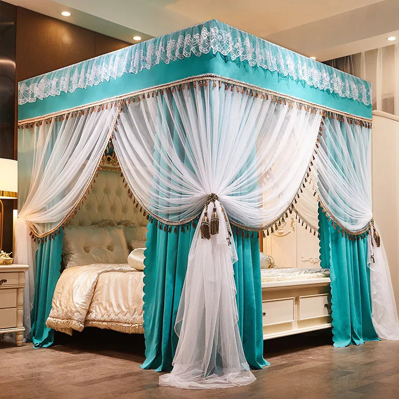 Un lit à baldaquin somptueux avec des rideaux turquoise et blanc ornés de dentelle, créant une atmosphère romantique et élégante dans la chambre.