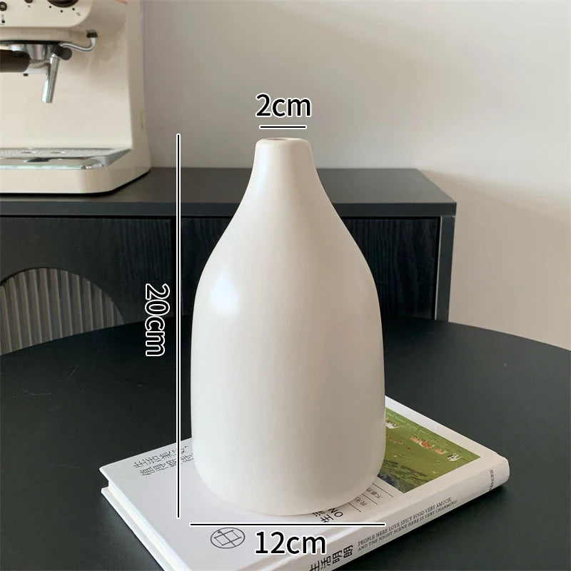 vase céramique blanc moderne minimaliste fleurs artificielles livres décoration intérieure zen
