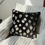 coussin deco fausse fourrure motif geometrique noir blanc nordique contemporain canape voiture