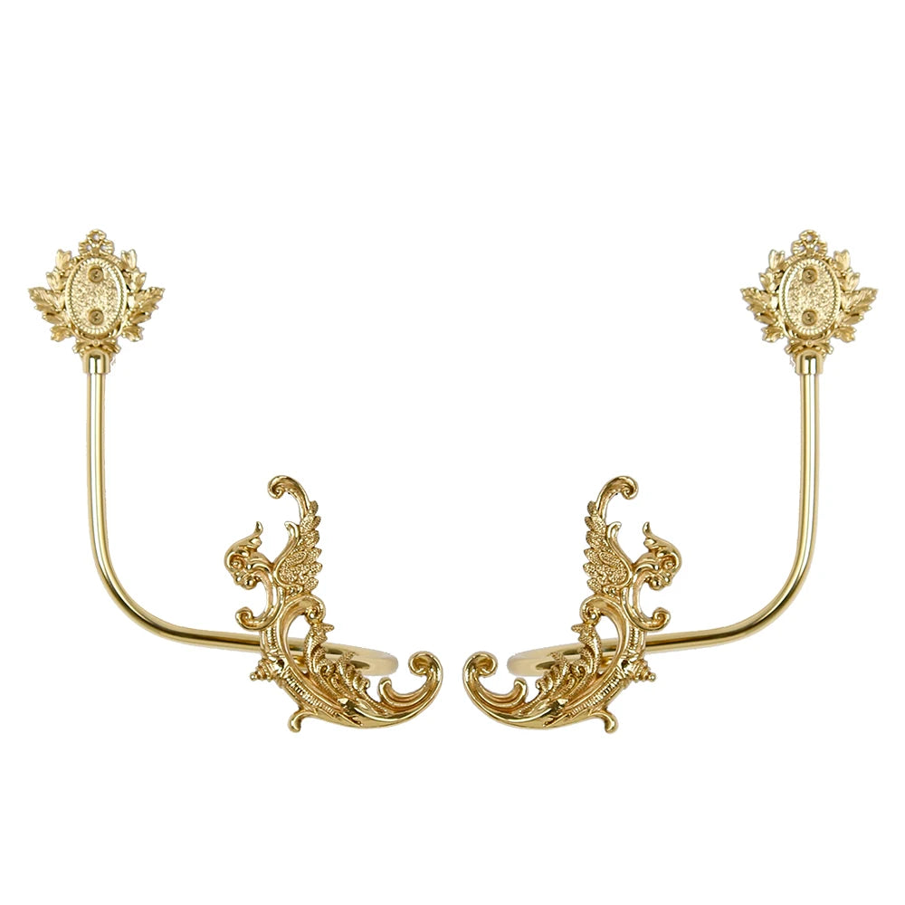 Accessoires de mode raffinés en métal doré avec motifs floraux et éléments décoratifs élégants.