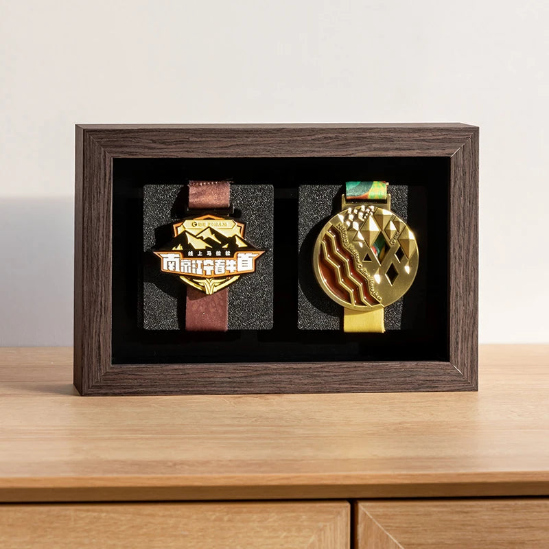 cadre photo acrylique moderne médailles or bronze rouge bleu vert noir motifs navire personnages