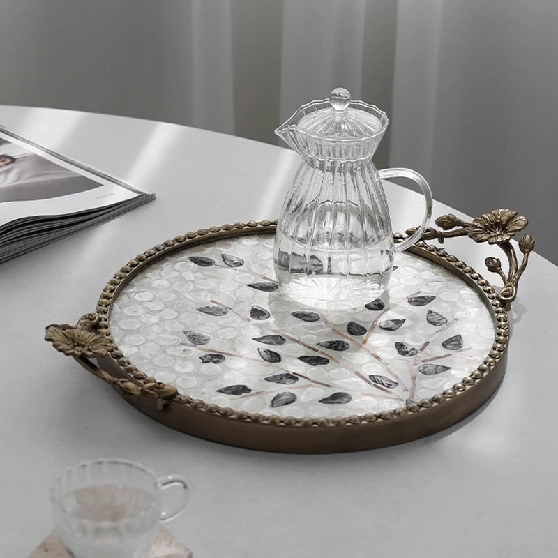 plateau rangement blanc noir mosaïque élégant poignées fleurs carreaux verres tasses decoration minimaliste
