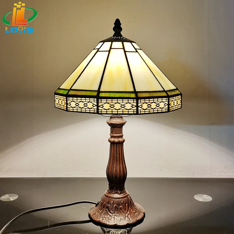 lampe table tiffany motif géométrique vert jaune blanc brun ornementale base métallique nickel brossé
