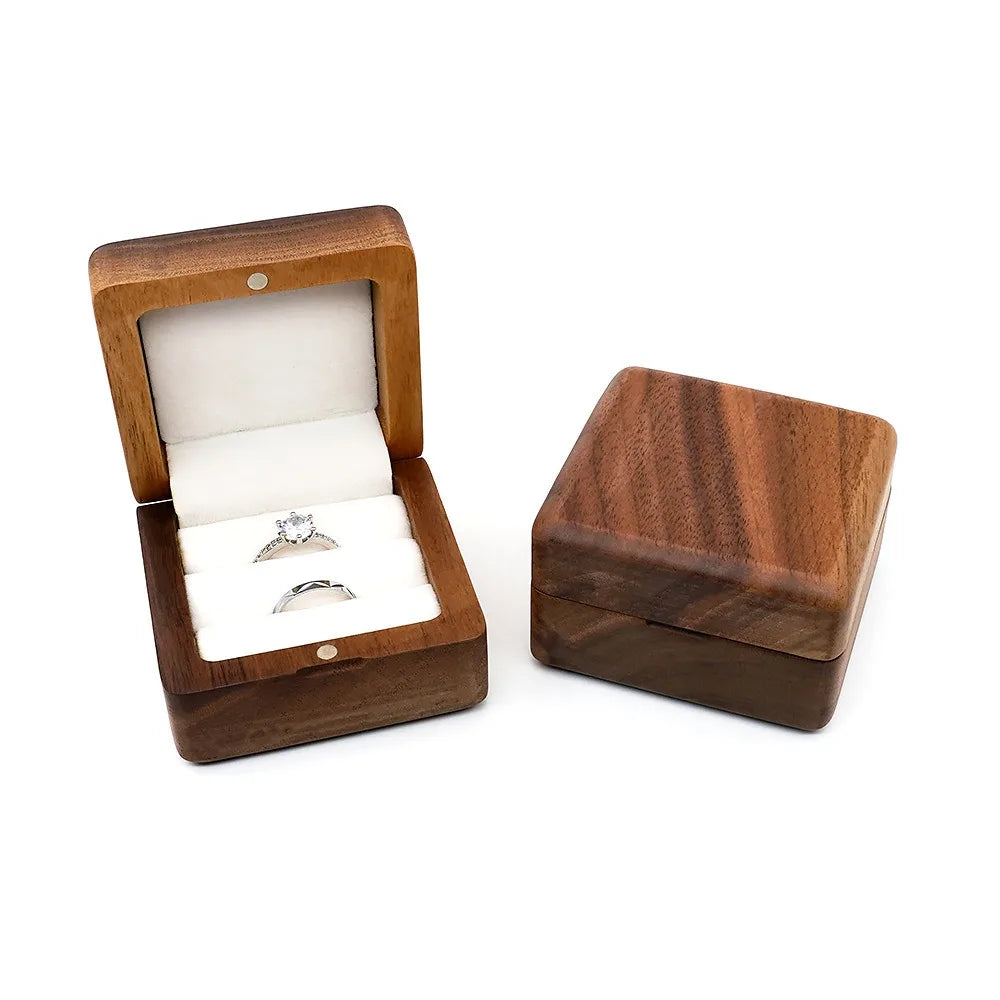 boîtes bijoux bois marron intérieur blanc anneaux rangement classique minimaliste protection organisation elegance rusticité