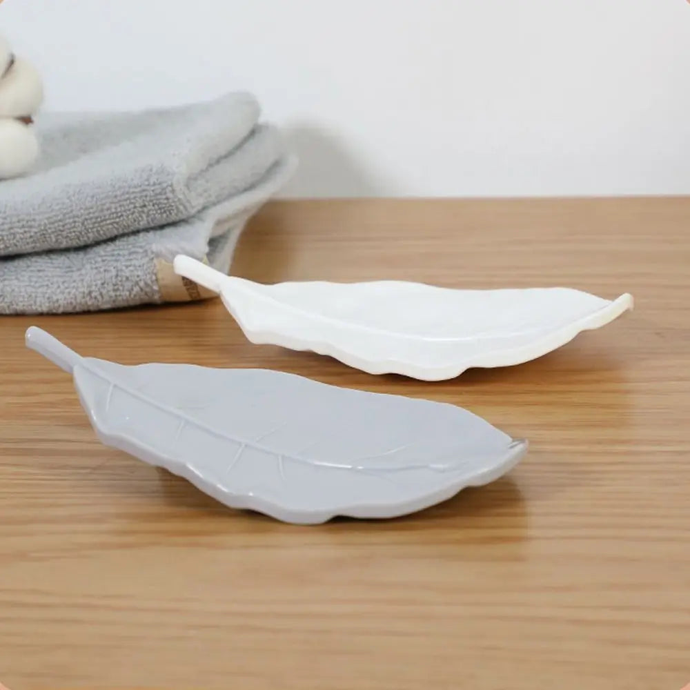 assiettes feuilles forme moderne minimaliste couleurs vert gris marron rouge blanc