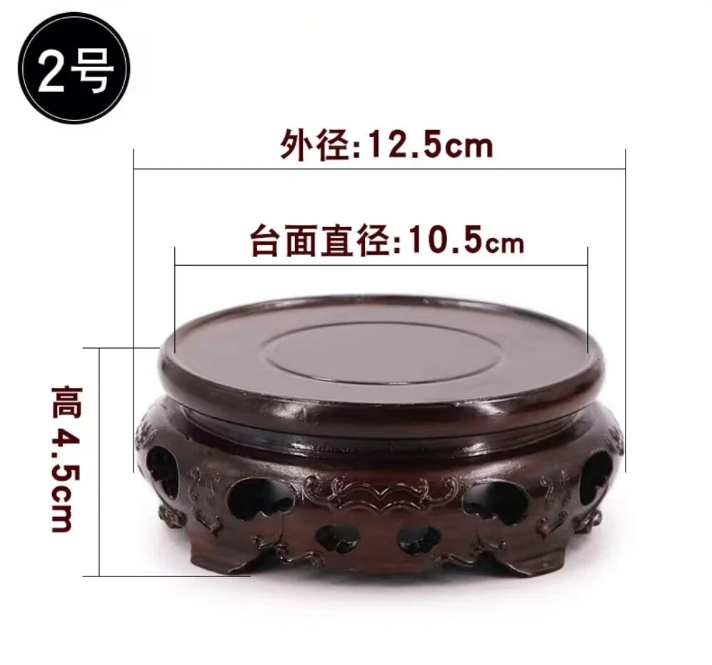 support circulaire bois sculpté artisanal traditionnel marron foncé détails complexes vase plantes décoration maison