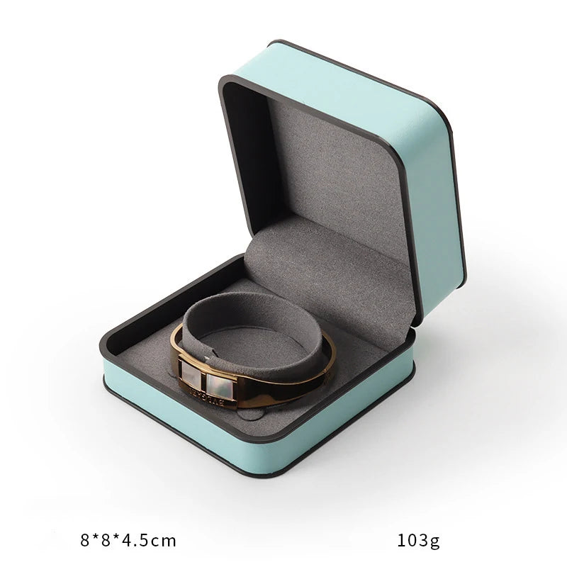 boîtes bijoux cuir beige turquoise intérieur noir moderne emballage présentation anneaux haute qualité