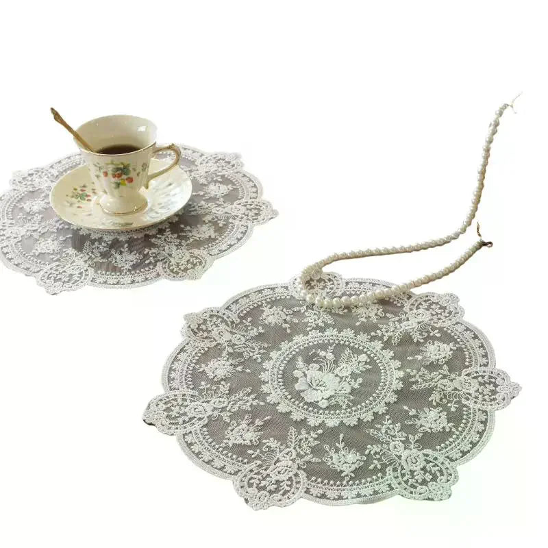 serviettes table classiques broderie florale dentelle fine blanc vintage