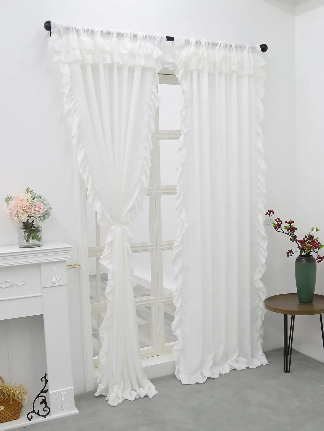Rideau double velours blanc lisse installé dans un salon moderne