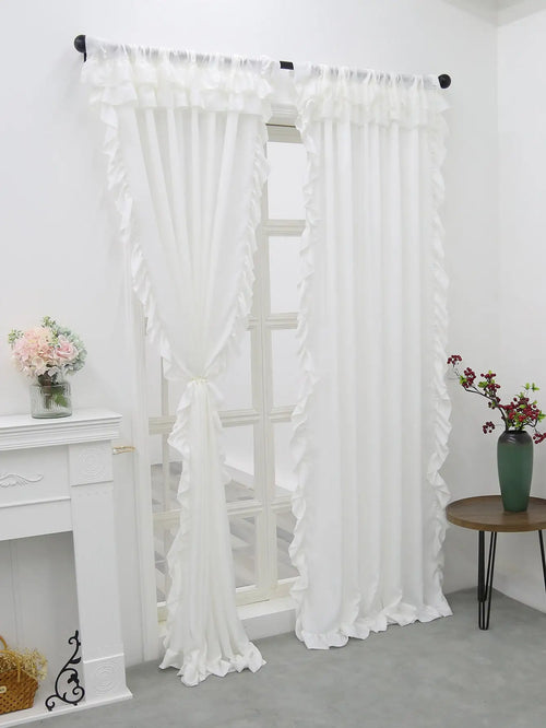 Rideau double velours blanc lisse installé dans un salon moderne