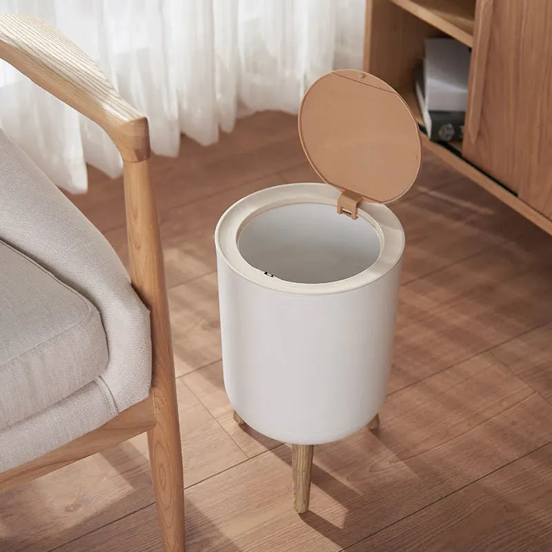 Poubelle en bois élégante bourgogne dans une décoration intérieure moderne