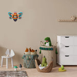 décoration murale abeille multicolore motifs floraux peinture rayures extérieure jardin enfant fleurs plantes grimpantes