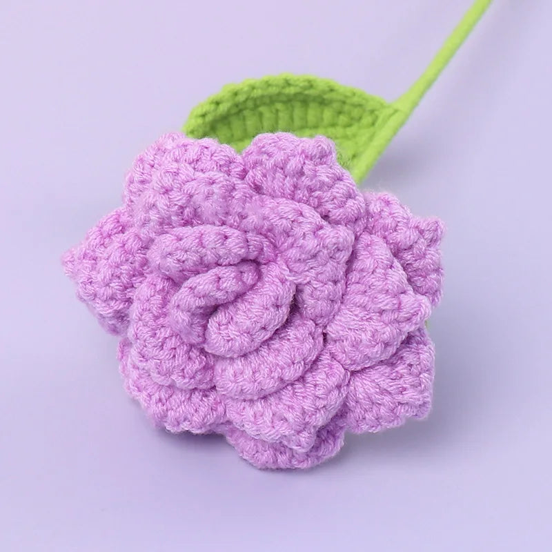fleurs artificielles tricotées violet rose blanc jaune vert finement crochetées décoration intérieure artisanal