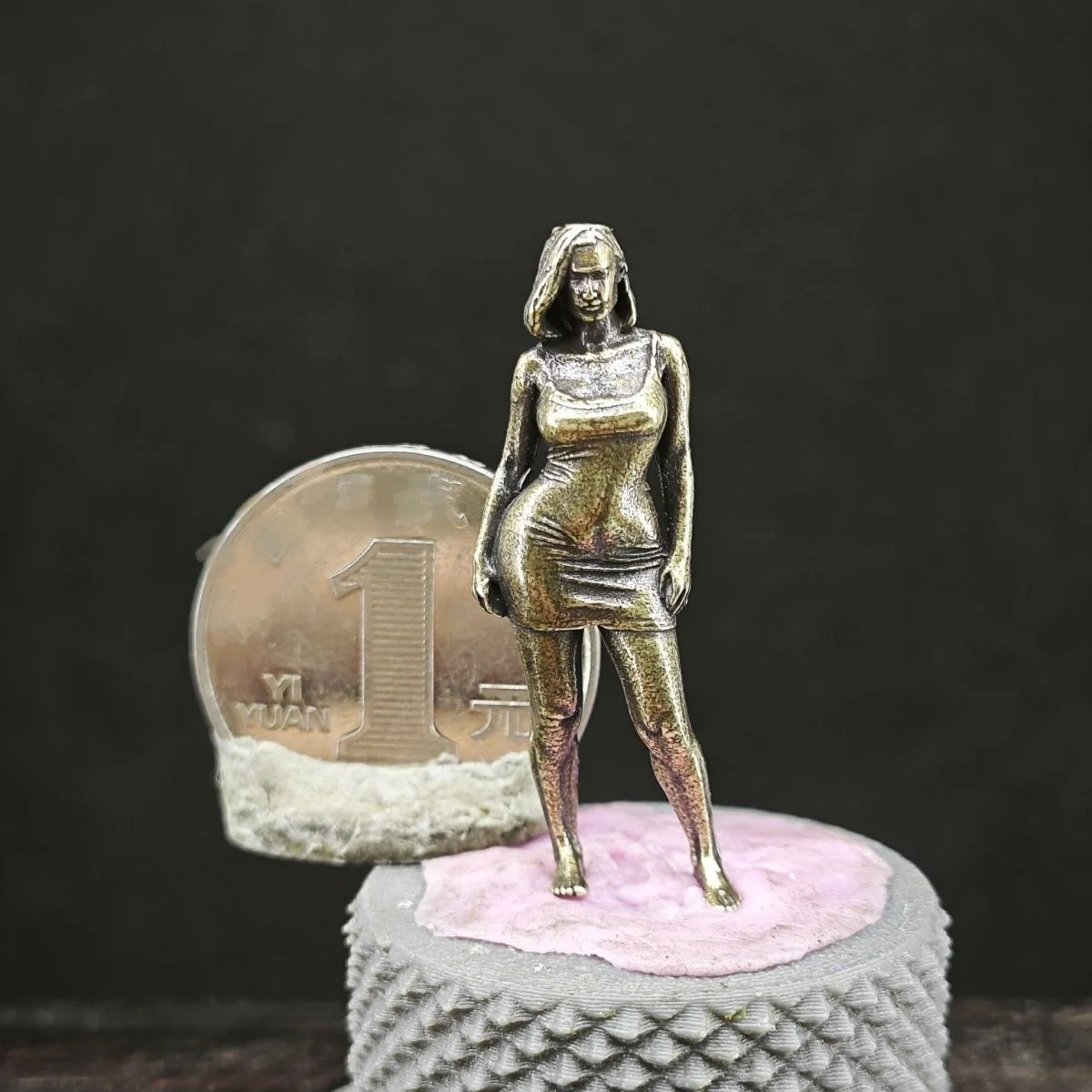 statue femme dorée moderne pose dynamique socle rose texture alvéolaire métallique brillante collection