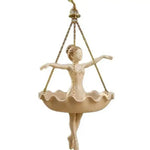 cache pot suspendu ballerine beige sculpture classique chaînes dorées décoration intérieure fleur