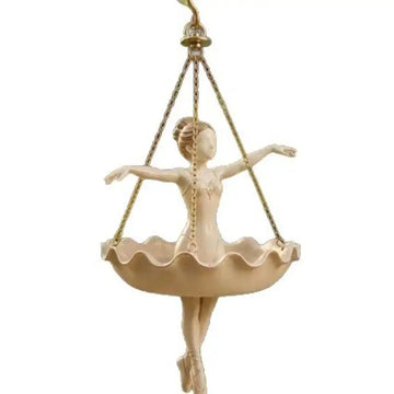 cache pot suspendu ballerine beige sculpture classique chaînes dorées décoration intérieure fleur