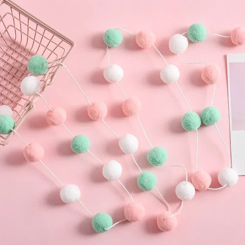 guirlande pompons rose bleu blanc moderne décoration anniversaire enfant velours chambre festive