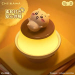 Lampe de chevet Chiikawa Usagi Hachiware dans une chambre décorée avec coussins assortis