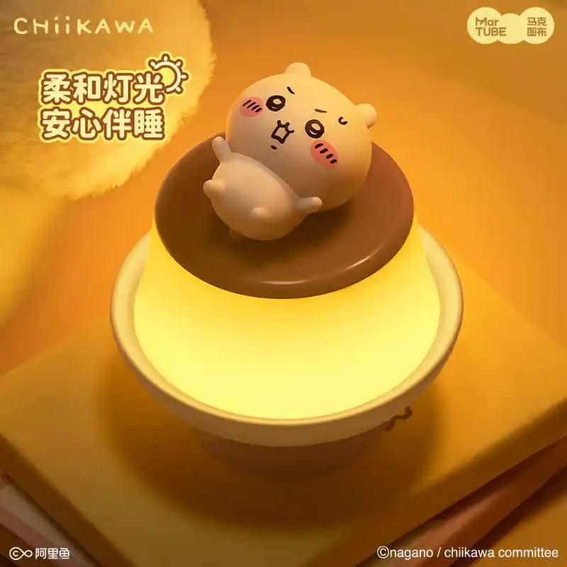 Lampe de chevet Chiikawa Usagi Hachiware dans une chambre décorée avec coussins assortis