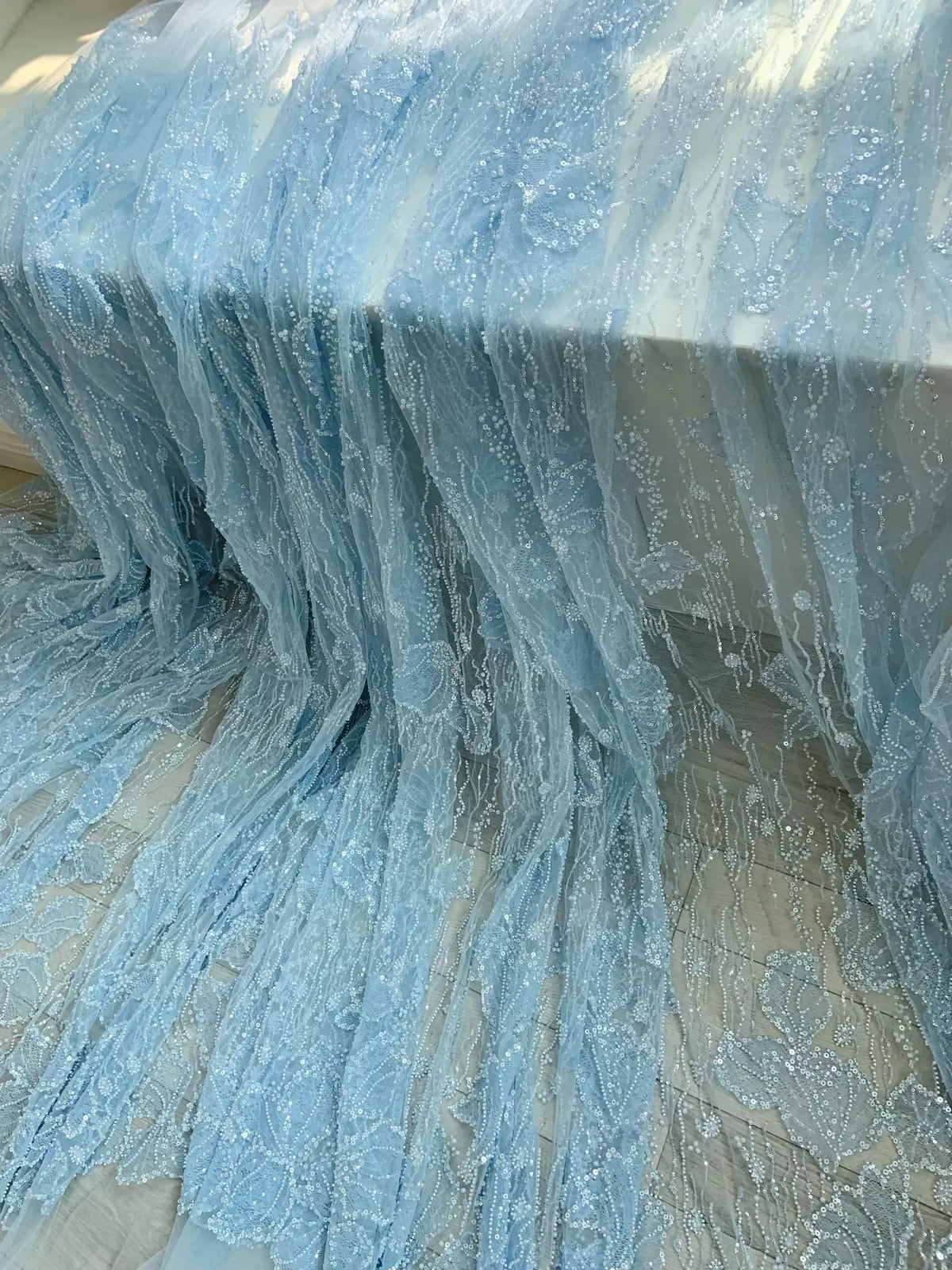 tissu dentelle broderie bleu clair élégant translucide polyester nylon large