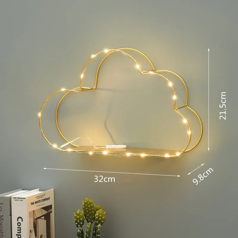 Étagère murale nuage dans une chambre de fille décorée
