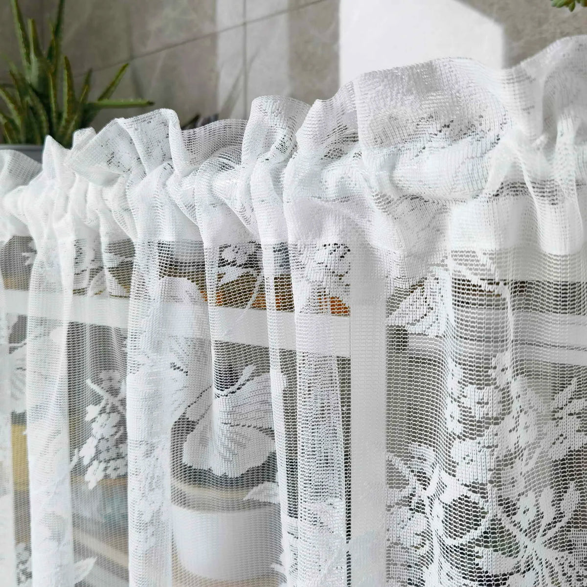 rideau blanc papillons fleurs transparent brodé maison hospitalité commerce