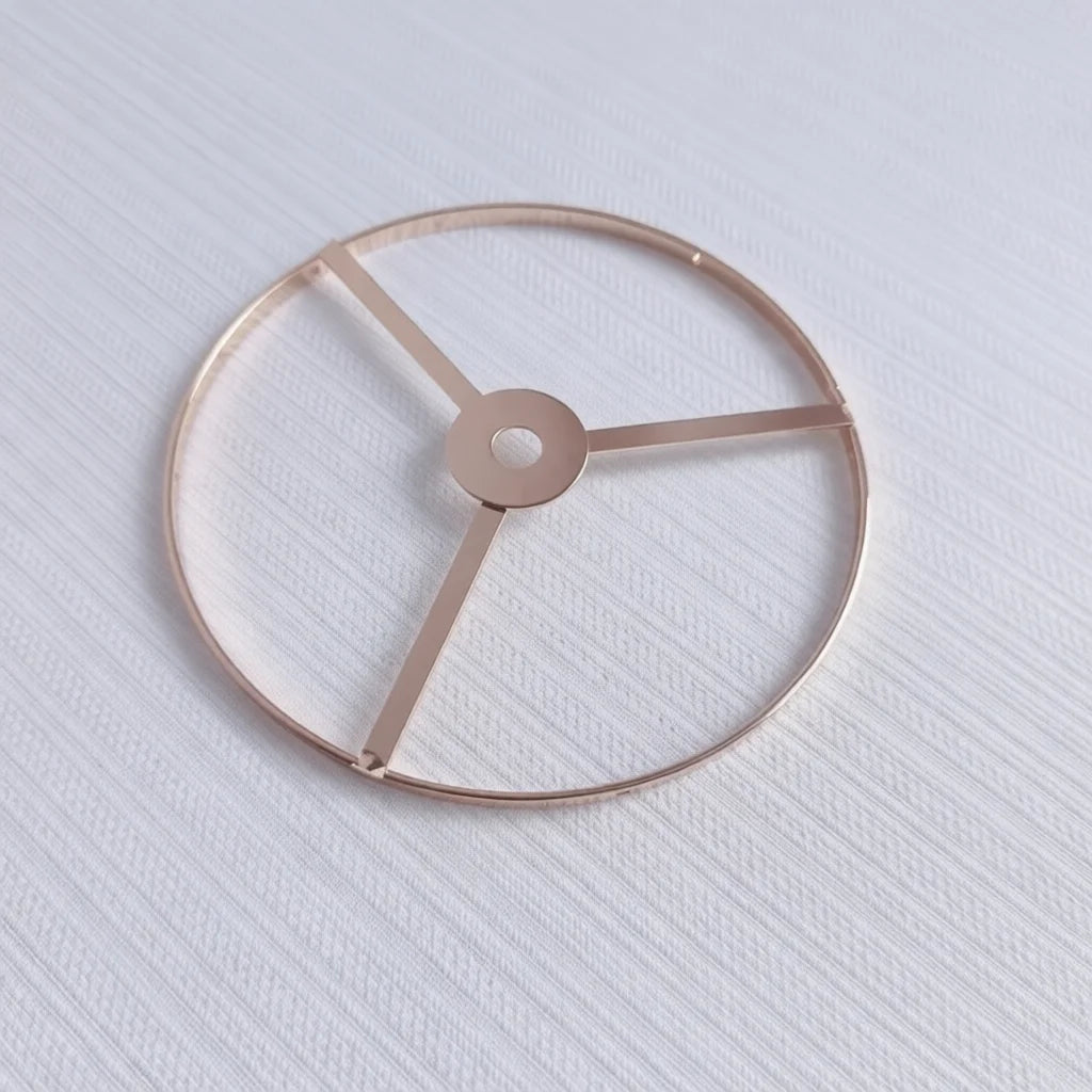 support lampe moderne minimaliste structure circulaire argenté doré barres horizontales verticales opacité fixations invisibles