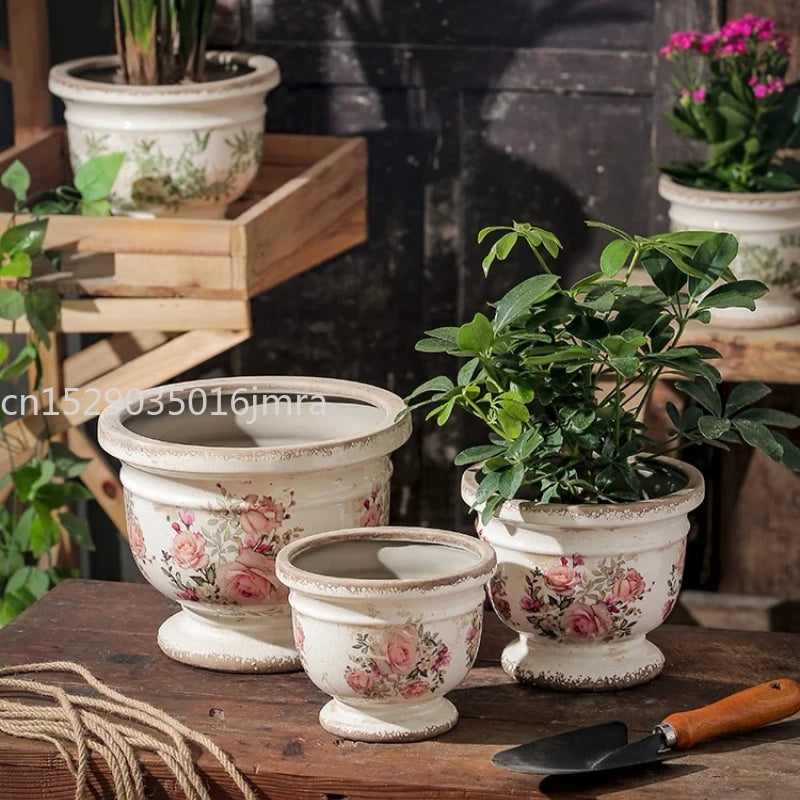 pots fleurs céramique blanc rose vert fleurs roses feuilles vertes details floraux vintage romantique