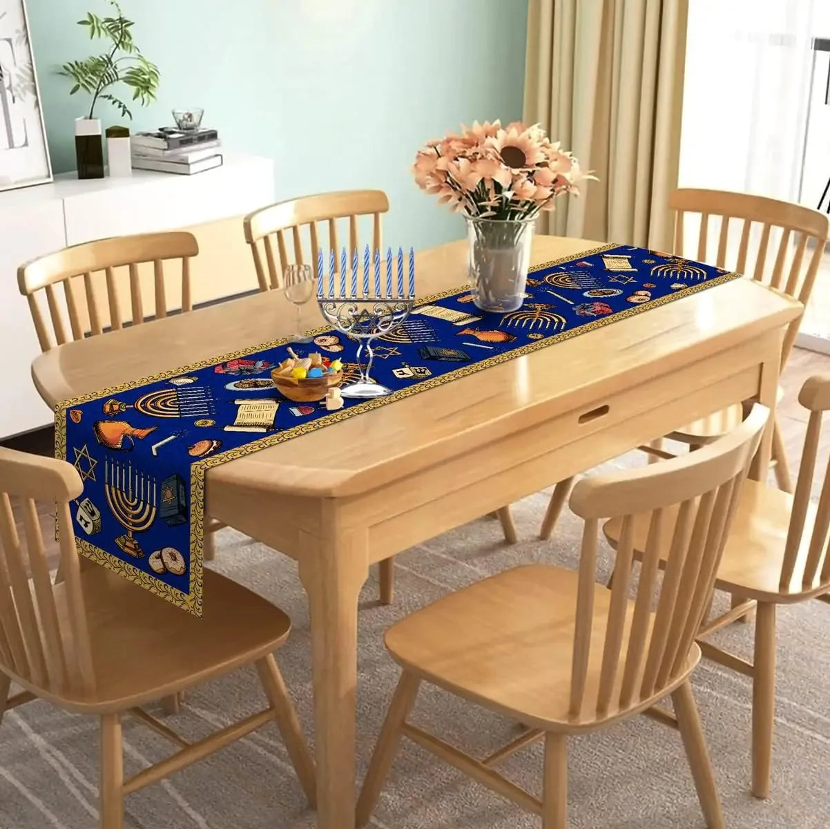 Une belle table en bois avec des chaises assorties, décorée d'un chemin de table aux motifs colorés et symboliques, accompagnée d'un vase de fleurs et d'accessoires, dans un intérieur lumineux et apaisant.