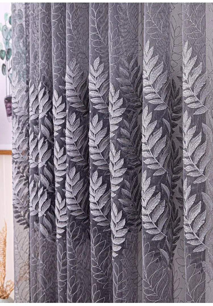 rideau moderne gris blanc broderie feuilles stylisées semi transparent anneaux noirs salon