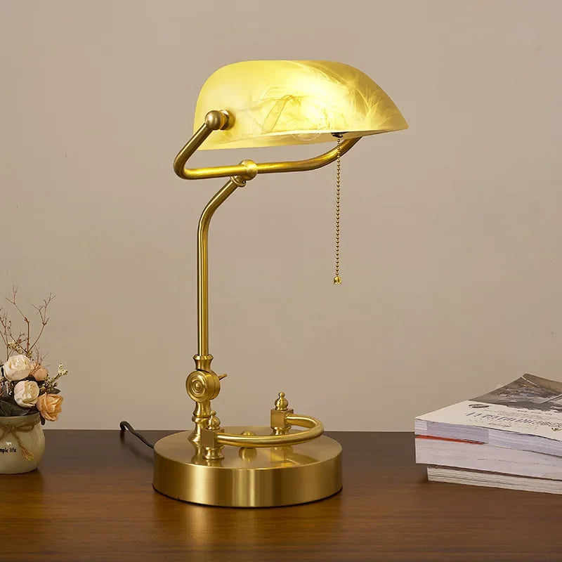 lampe vintage bois abat jour vert texture lisse opacité fixations anciennes chambre étude