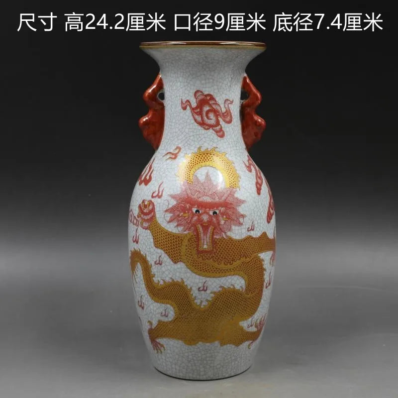 Un vase décoratif de style oriental avec un motif dragon doré sur un fond blanc craquelé.
