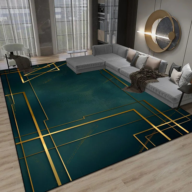 Un tapis vert foncé au design géométrique doré, placé devant un canapé gris et un miroir doré, créant une ambiance moderne et élégante dans un salon.