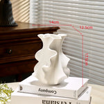 vase porcelaine blanc noir moderne sculptural abstrait plis irréguliers strié fleurs