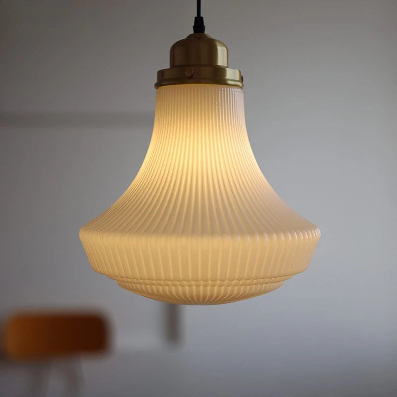 lampe suspendue classique blanc doré rayures verticales opacité câble noir salon ambiance moderne
