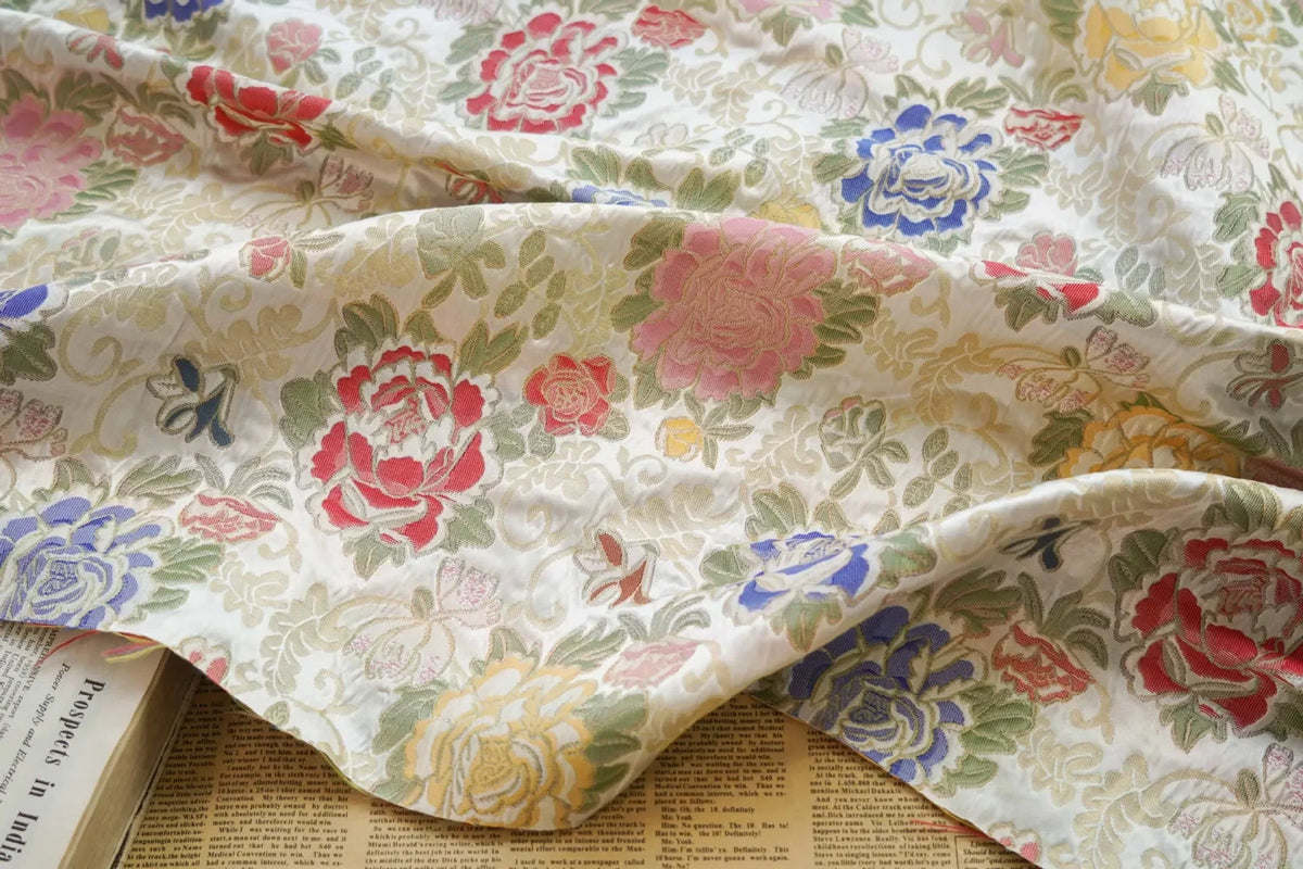 tissu brocart fleurs rose vert bleu jaune polyester large 145cm opacité respectueux environnement traditionnel