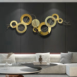 Décoration murale gris clair dans un salon contemporain