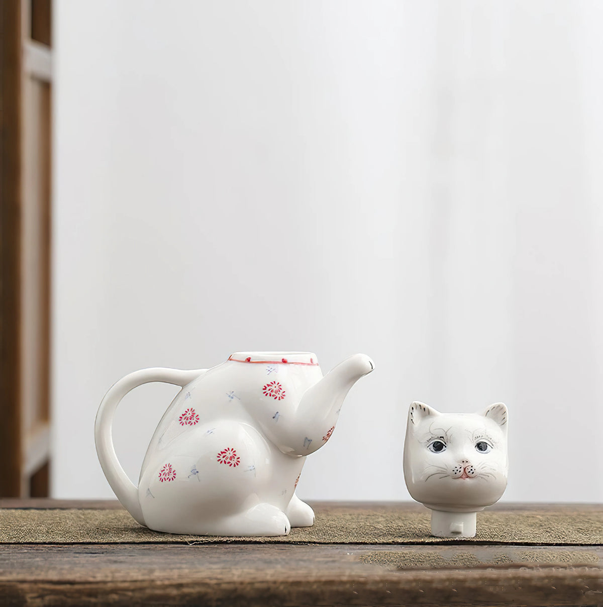 théière céramique forme chat motifs floraux tasses fleurs figurine chat blanc rouge bleu