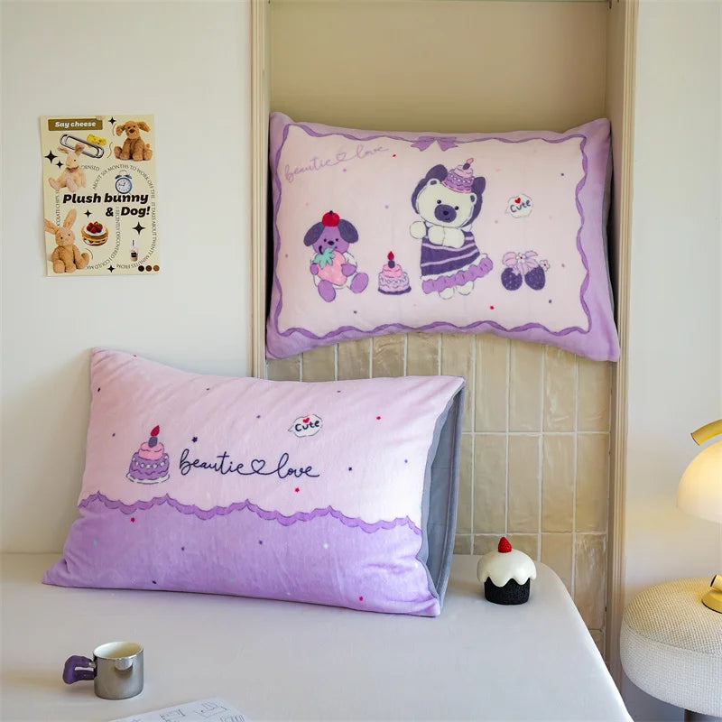 Cette image montre deux oreillers décoratifs pour enfant, dans des tons de violet et rose, avec des motifs de personnages mignons et des inscriptions "Beautie & Love".