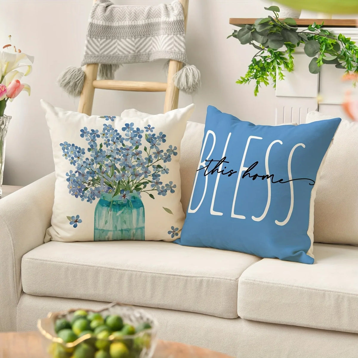 housse coussin polyester motif fleurs bleues texte chambre salon décoration moderne bleu blanc