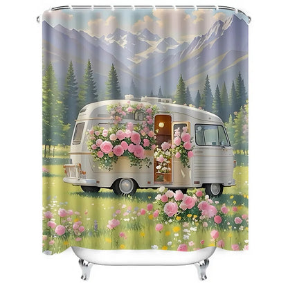 Rideau de douche illustrant une caravane vintage argentée recouverte de roses roses, stationnée au milieu d’un champ fleuri devant une forêt et des montagnes.