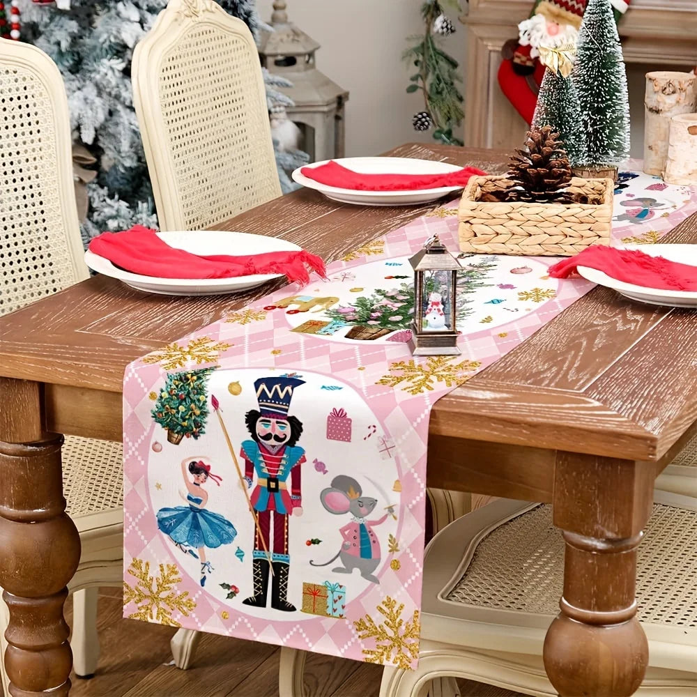 Cette image montre une table de Noël décorée avec des éléments traditionnels comme des lanternes, des pommes de pin et un arbre de Noël miniature. Elle est recouverte d'une nappe ornée de motifs de Noël et de personnages comme le casse-noisette.