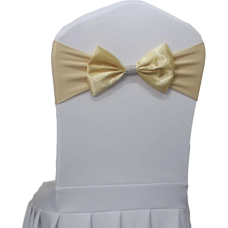 La chaise blanche est habillée d'un nœud papillon doré avec un détail de strass.