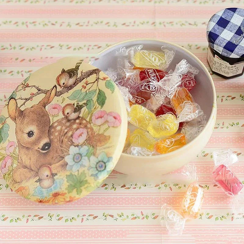boîtes rondes métal fleurs vintage blanc beige macarons biscuits cadeaux préservation fraîcheur