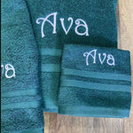 Serviette de bain brodée avec monogramme personnalisé en bleu