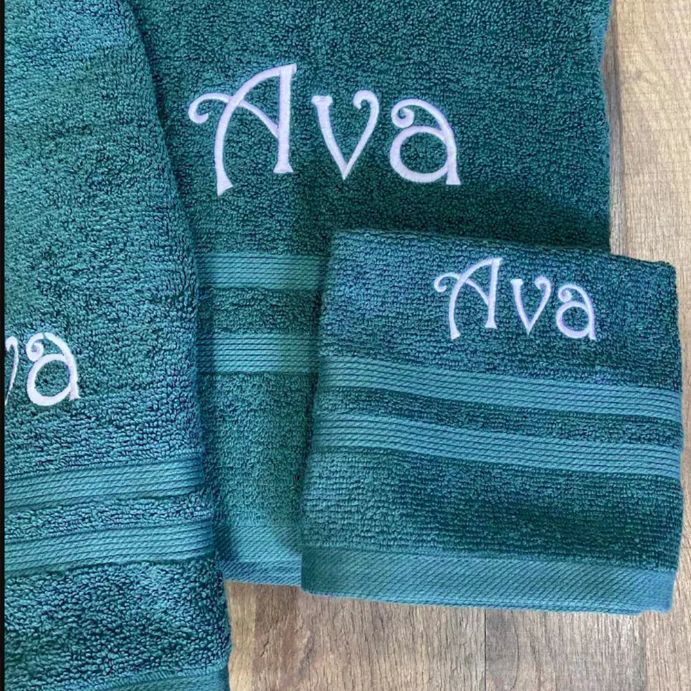 Serviette de bain brodée avec monogramme personnalisé en bleu