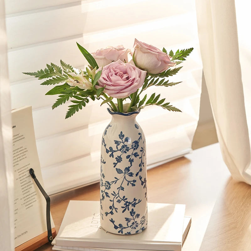vases decoratifs ceramic bleu blanc motifs floraux salon deco