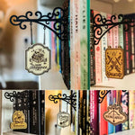 supports muraux livres pendentifs décoratifs gothiques ornements floraux arches métalliques pendentifs translucides motifs bibliothèque