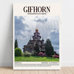 L'image montre un magnifique bâtiment en bois avec des coupoles dorées dans le village de Gifhorn en Allemagne. Le bâtiment se dresse au milieu d'un paysage verdoyant, avec des arbres et des fleurs en arrière-plan.